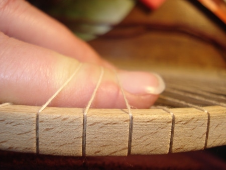 Monter une chaîne sur un métier à tisser de table