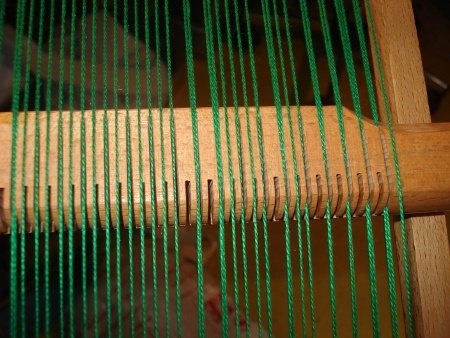 Monter une chaîne sur un métier à tisser de table