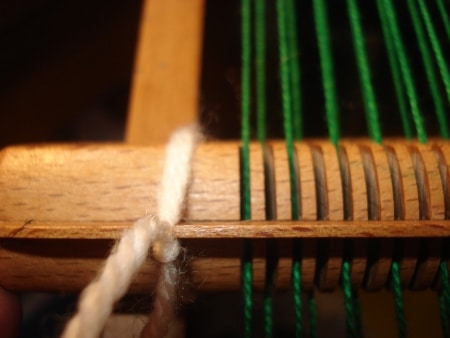 Monter une chaîne sur un métier à tisser de table