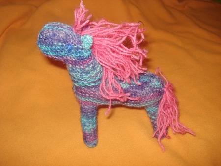 Poney Waldorf au tricot
