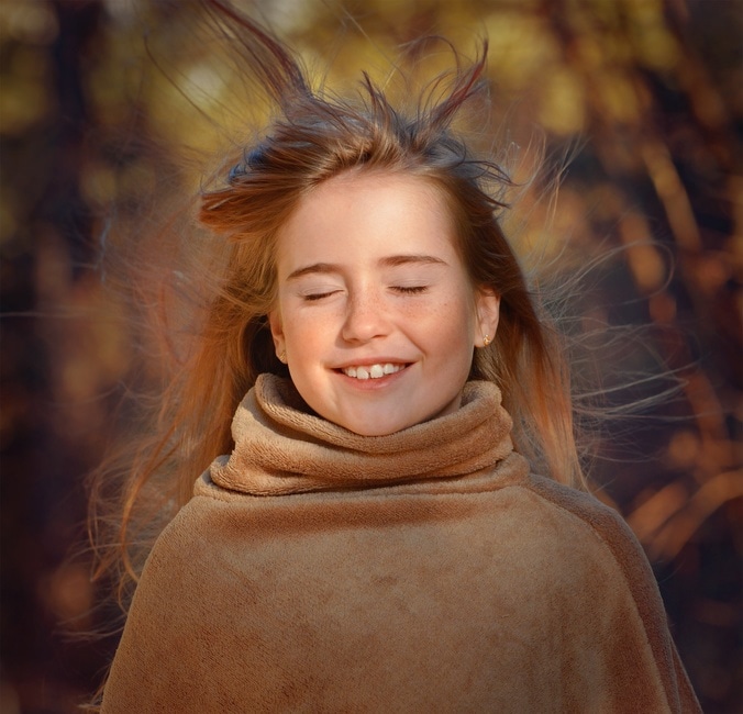 Changement des neuf ans : une jeune fille heureuse