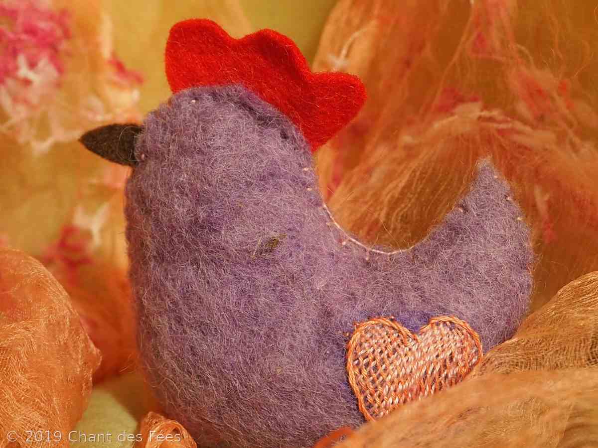 Poule et lapin en feutrine rebrodée comme activité d'Ostara 18 poule et lapin