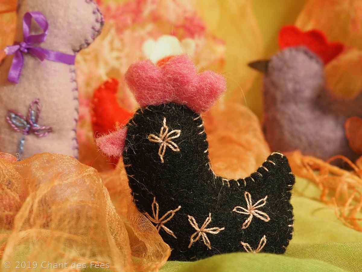 Poule et lapin en feutrine rebrodée comme activité d'Ostara 17 poule et lapin