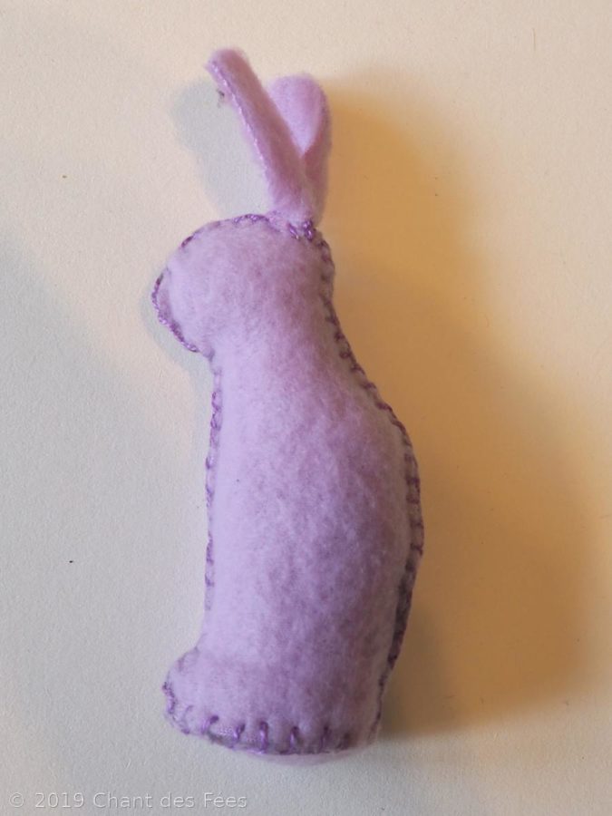 Poule et lapin en feutrine rebrodée comme activité d'Ostara 7 poule et lapin