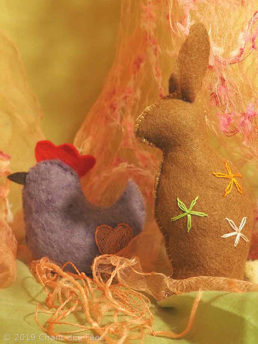 Poule et lapin en feutrine rebrodée comme activité d'Ostara 22 poule et lapin