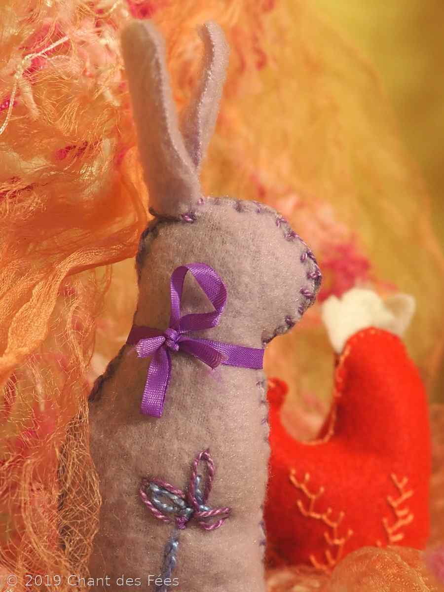 Poule et lapin en feutrine rebrodée comme activité d'Ostara 20 poule et lapin