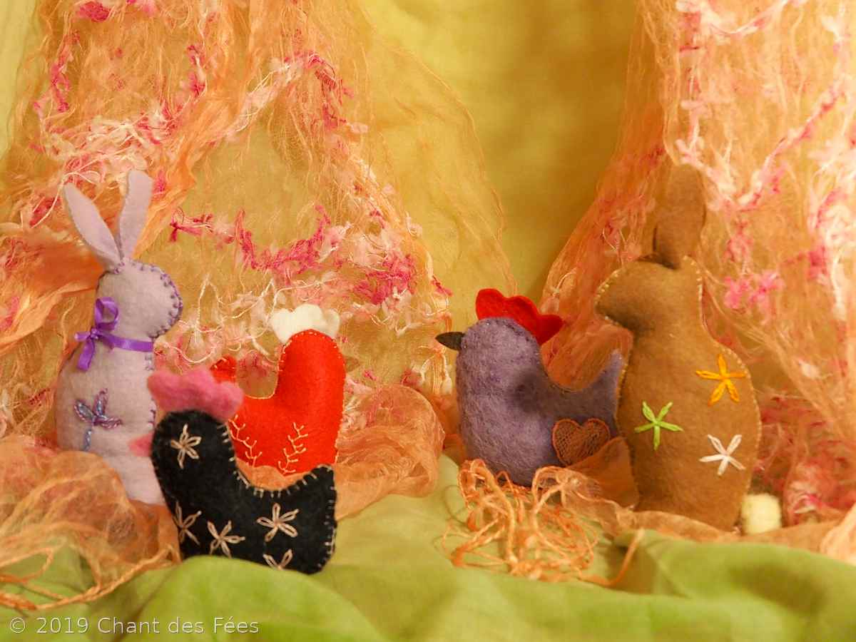 Poule et lapin en feutrine rebrodée comme activité d'Ostara 19 poule et lapin