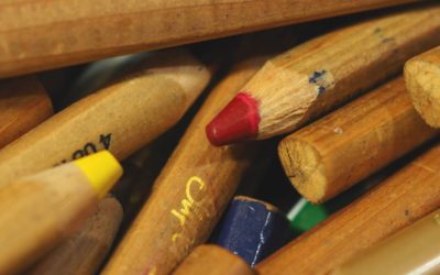 Les crayons de couleur à la maternelle : crayons blocs ou crayons bâtons ?