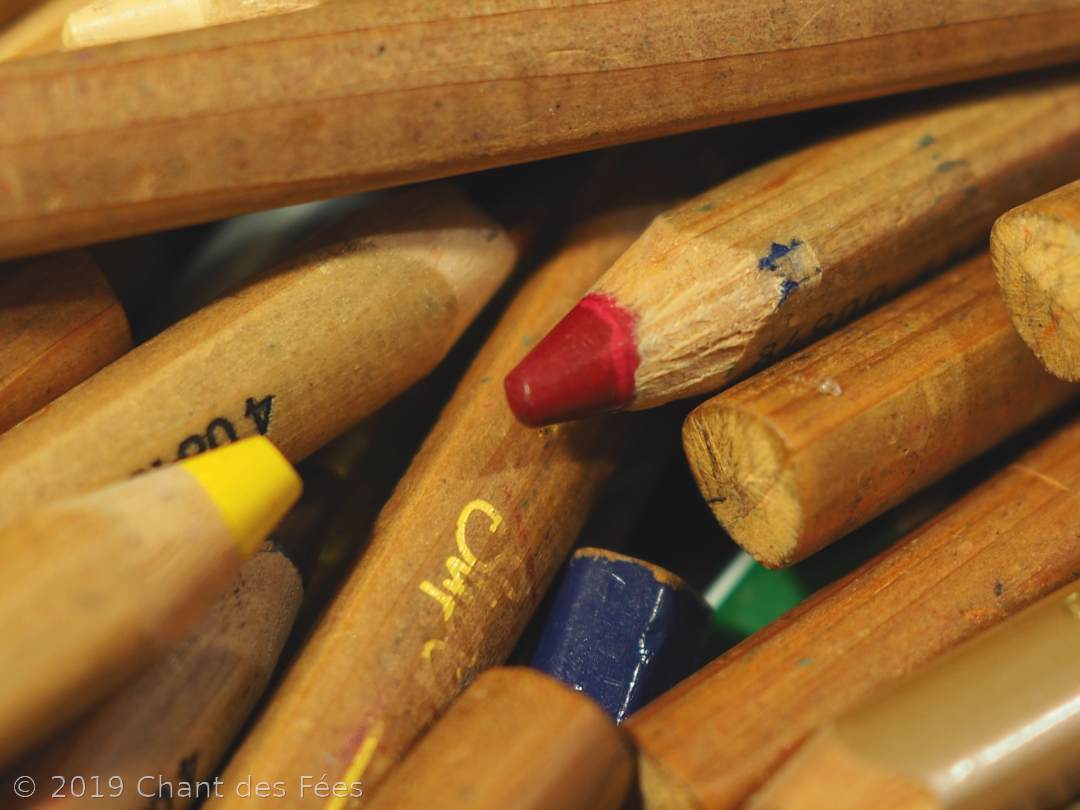 Les crayons de couleur à la maternelle : crayons blocs ou crayons bâtons ?